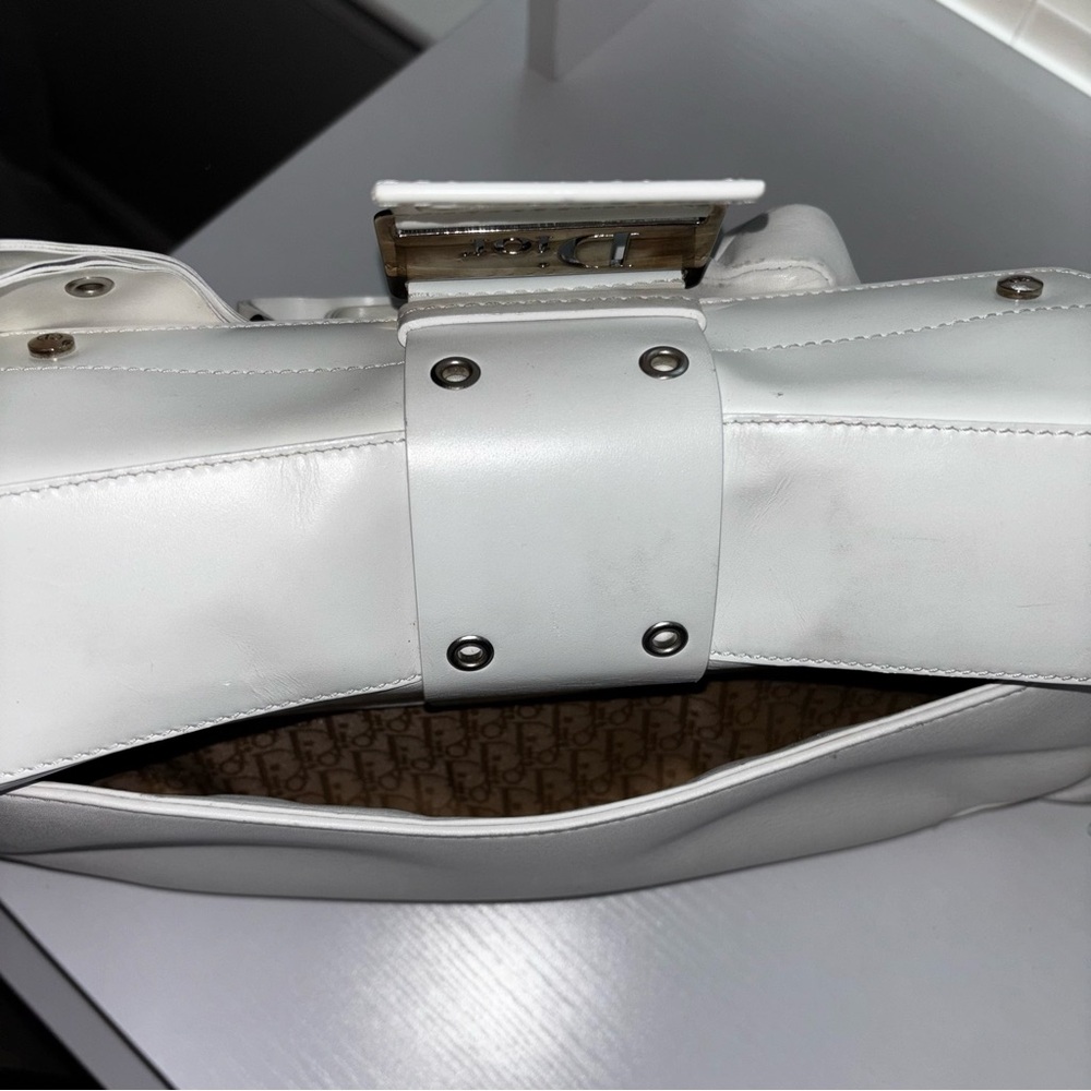 CHRISTIAN DIOR
White Leather Street Chic Columbus Avenue Multipocket Bag - Picture 14 of 16